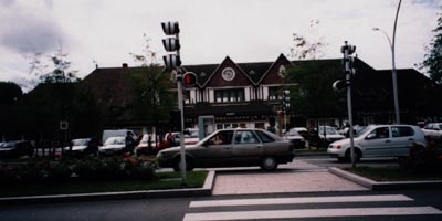 �h�[���B���w