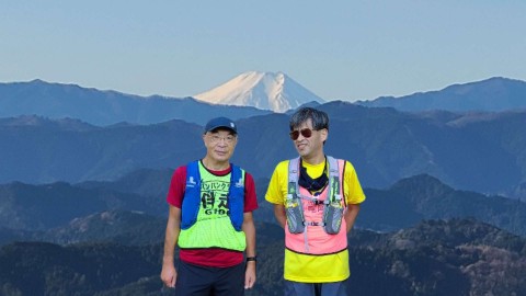 顔振峠の平九郎茶屋で晴天の時に撮った富士山を背景にマユヒ(左)とダンキチ(右)